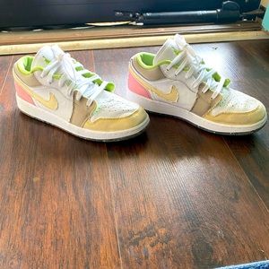 Air Jordan 1 low SE 6.5Y 🌾